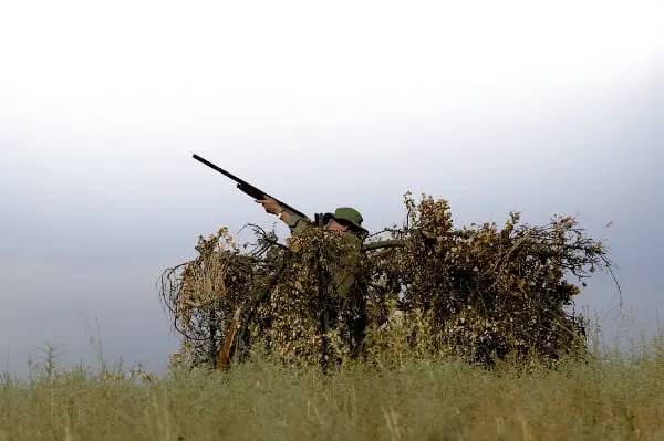Cazador camuflado preparado para la Media Veda cumpliendo normativa legal en Castilla-La Mancha